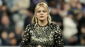 La chanteuse Louane sur la pelouse du Stade de France le samedi 15 mars 2025 juste avant sa performance 