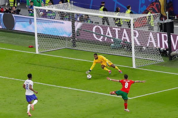 Arrêt de Maignan sur le tir de Fernandes lors du match Portugal-France