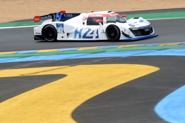 La voiture de course Mission H24 sur la piste du Mans en 2021.
