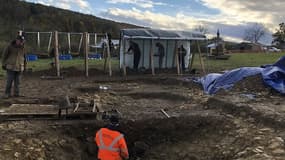 Les archéologues britanniques sur le site de fouilles de Bainville-aux-Miroirs.