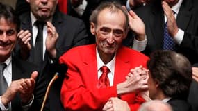 Le socialiste Patrick Roy salué par l'ensemble de l'Assemblée nationale à son retour, mardi. Le député-maire de Denain (Nord), connu pour sa veste rouge et son habitude d'apostropher les ministres, a retrouvé les bancs du Palais Bourbon alors qu'un cancer