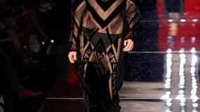 Jean-Paul Gaultier a proposé mercredi, au dernier jour de présentation des collections de l'hiver prochain, dans ses ateliers de la rue Saint-Martin, un vestiaire androgyne très noir, relevé de sursauts de couleurs, mettant en scène une femme dandy, conqu