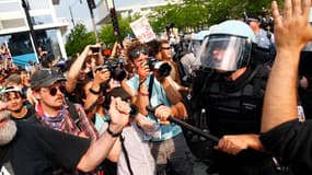 Affrontements entre policiers anti-émeutes et manifestants qui protestent contre la guerre à Chicago, où se tient le sommet de l'Otan. La policie dit avoir arrêté 45 protestataires, un chiffre contesté par un groupe d'avocats qui estime à au moins 12 le n