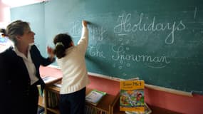 Un professeur donnant un cours d'initiation à la langue anglaise à un groupe d'enfants de CE2. (Photo d'illustration)