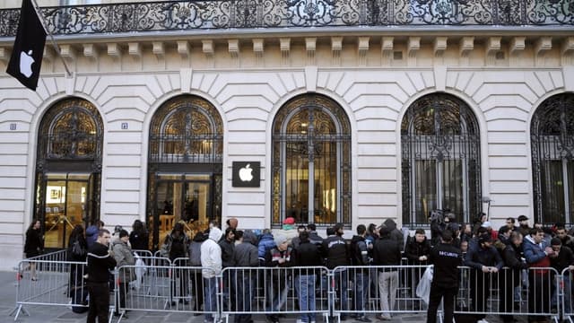 Une file d'attente devant l'Apple Store d'Opéra à Paris