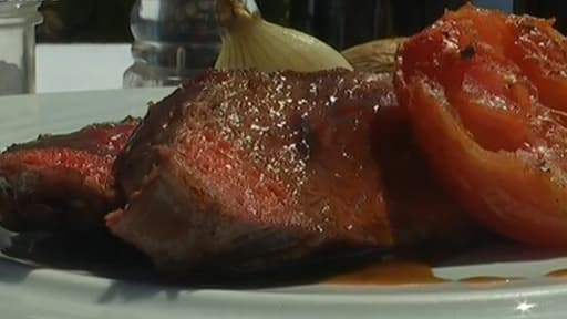 La cuisson de la côte de boeuf expliquée par Geoffrey Poësson, chef du restaurant La Badiane, à Sainte-Maxime dans le Var.