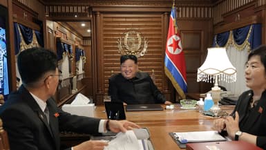 Le dirigeant nord-coréen Kim Jong-un à bord de son train en direction de Pékin (Chine) le lundi 1er septembre 2025.