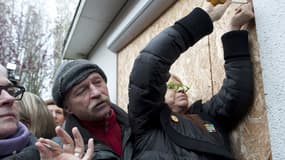 José Bové et Eva Joly démontent une cloison d'une maison vouée à la destruction, sur le site du futur aéroport de Notre-Dame-des-Landes (Loire-Atlantique)