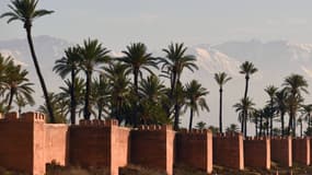 Les murs autour des jardins de l'Agdal, avec la chaîne de montagnes de l'Atlas en arrière-plan, le 29 décembre 2014 à Marrakech (Maroc).