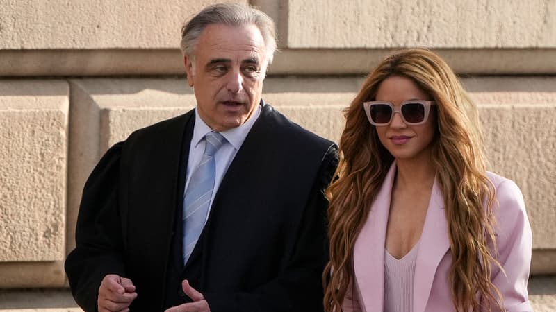 La chanteuse Shakira arrivant au tribunal à Barcelone, le 20 novembre 2023, en compagnie de son avocat Pau Molins.