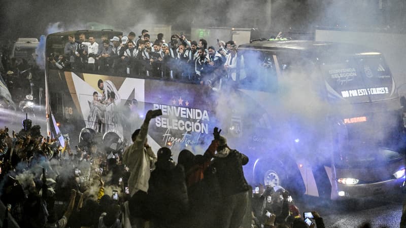 Coupe du monde 2026: sans Messi, les Argentins ont paradé à Buenos Aires dans un bus à impériale après leur défaite en finale