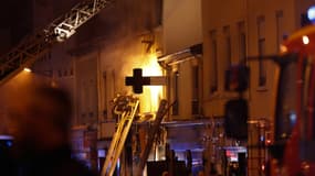 Les pompiers intervenant sur les lieux de l'incendie à Lyon samedi soir, le 9 février 2019.