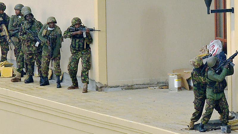Des soldats kényans avancent en groupe sur un balcon du centre commercial, le 24 septembre 2013.
