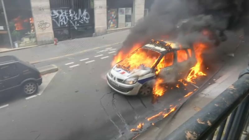 Une voiture de police a été incendiée aux abords de la place de la République, à Paris, pendant la manifestation des policiers, le 18 mai 2016.