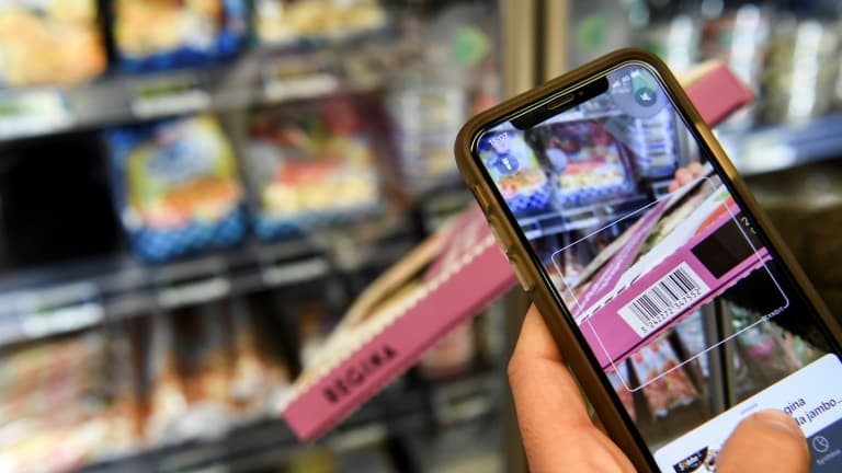 Un utilisateur de l'application Yuka scanne un aliment dans un supermarché parisien, le 25 novembre 2020