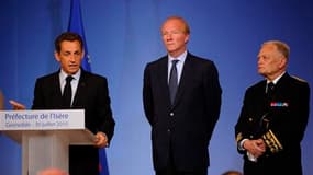 Nicolas Sarkozy à Grenoble en compagnie du ministre de l'Intérieur Brice Hortefeux (au centre) à l'occasion de l'installation du nouveau préfet de l'Isère, l'ex-policier Eric Le Douaron (à droite). Le chef de l'Etat a imputé vendredi une partie des problè