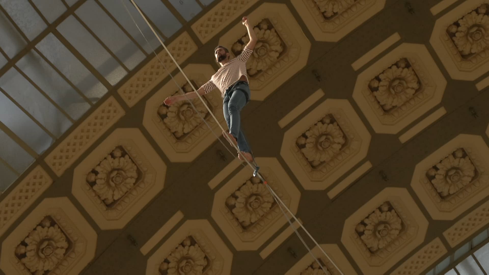 Nathan Paulin, sur un fil dans la nef du musée d'Orsay Nathan Paulin, sur un fil dans la nef du musée d'Orsay