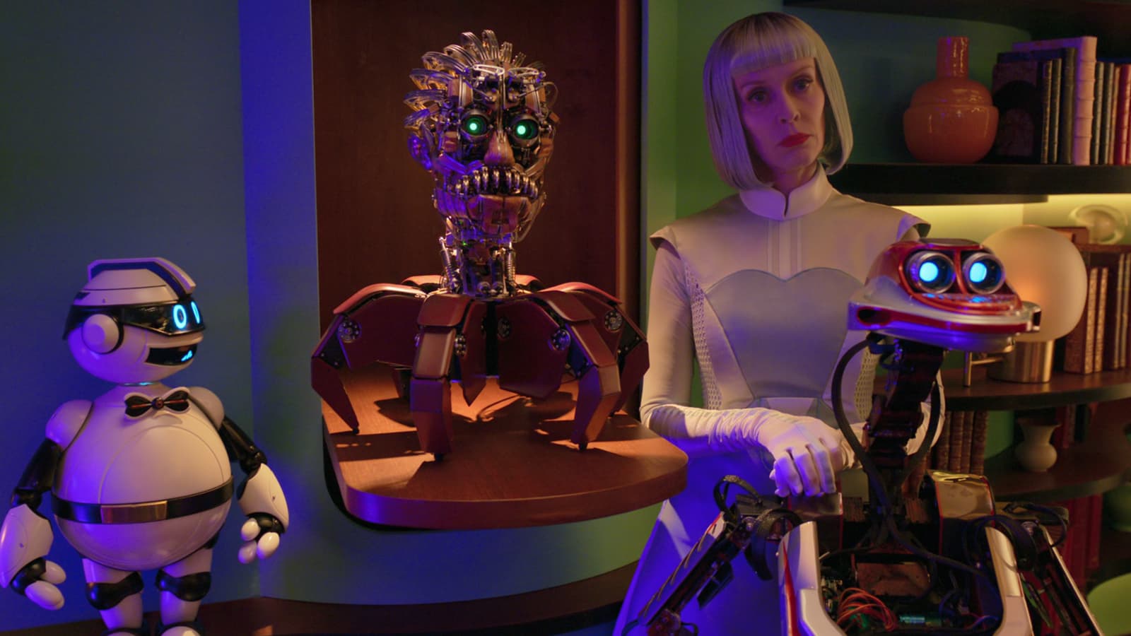 L'actrice Claude Perron et les robots de "BigBug", le nouveau film de Jean-Pierre Jeunet