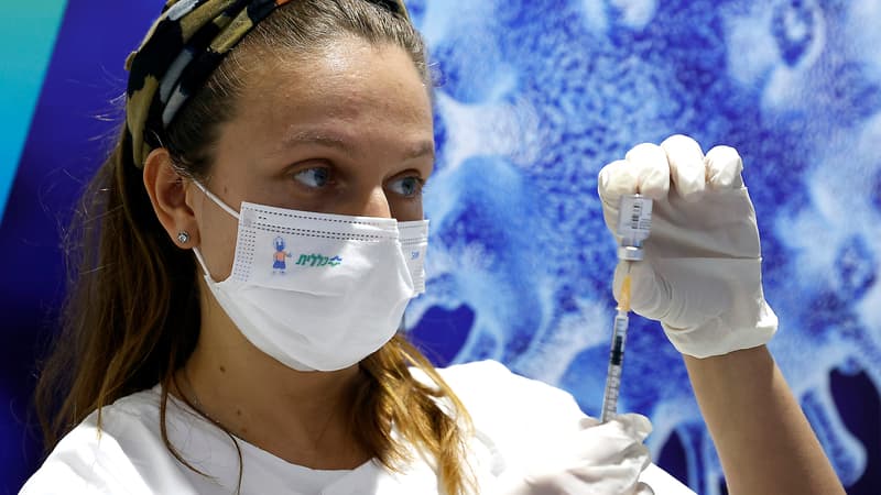 Préparation d'une dose du vaccin Pfizer en Israël le 20 janvier 2021.