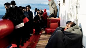 Des migrants à bord du navire "Ocean Viking" le 6 novembre 2022