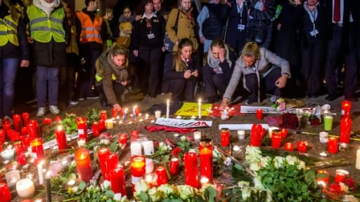 Plusieurs centaines d'employés de l'aéroport international de Bruxelles sont rassemblés à quelques centaines de mètres de l'aérogare dévastée par les attaques suicide jihadistes