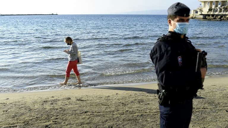 Un policier patrouille sur une plage quasi déserte de Marseille, le 31 octobre 2020