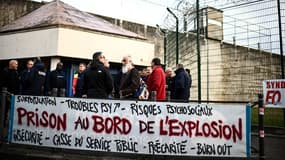 Une manifestation de surveillants devant la prison de Bordeaux-Gradignan, dans la Gironde, le 15 mai 2024