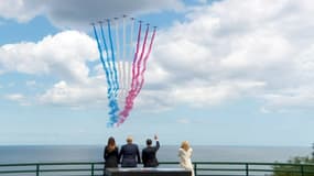 D-day: les images de la patrouille de France survolant Omaha Beach (et les couples Trump-Macron)