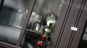 La devanture du café La bonne bière, où 5 personnes ont été tués par les terroristes, quelques jours après les attentats du 13 novembre. Le café va rouvrir ce vendredi.
