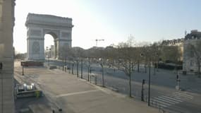Les Champs-Élysées vides durant le confinement, en mars 2020.