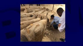 Une vingtaine de sarcophages de l'Égypte antique ont été découverts à Louxor.