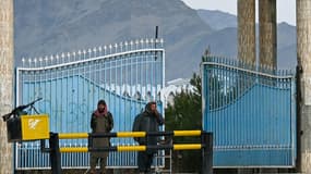 Des talibans gardent l'entrée de l'université de Laghman, le 2 février 2022 à Mihtarlam, en Afghanistan