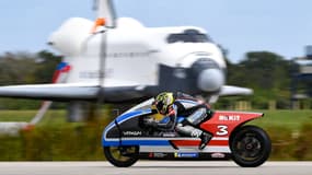 Avec 455,737 km/h, Max Biaggi et la Voxan Wattman ont réalisé le record du monde de vitesse en catégorie moto électrique semi-carénée de moins de 300 kilos.