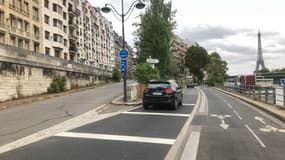 Des bandes rugueuses ont été installées pour faire ralentir les voitures le long de la piste cyclable voie Pompidou.
