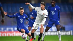 Adrien Hunou bien pris par Jorginho et Rudiger