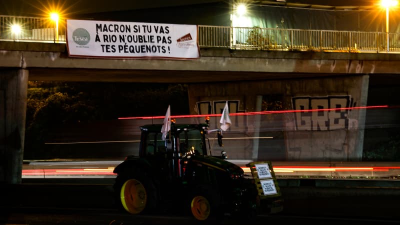 Ile-de-France: convoi d'agriculteurs en colère près de la base de Villacoublay