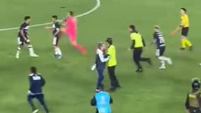 Le gardien d'Universitario, José Carvallo, assène un violent coup de pied dans le dos de l'attaquant du Gimnasia Agustin Ramirez en Copa sudamericana, le 28 juin 2023
