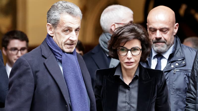 La ministre de la Culture Rachida Dati (à droite) et l'ancien président français Nicolas Sarkozy (à gauche) quittent après avoir assisté à la cérémonie funéraire de l'ancien ministre français de la Culture, écrivain et animateur de télévision Frédéric Mitterrand, à l'église Saint-Thomas-d'Aquin à Paris le 26 mars 2024.