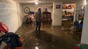 À Villeurbanne, des caves sont inondées et l'ascenseur est en panne depuis 8 jours, ce 18 décembre, dans un immeuble après les crues de la Rize.