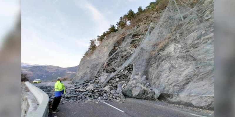 La RD 900 à Ubaye Serre-Ponçon coupée à cause d’un éboulement en contrebas du village de Saint-Vincent-les-Forts.