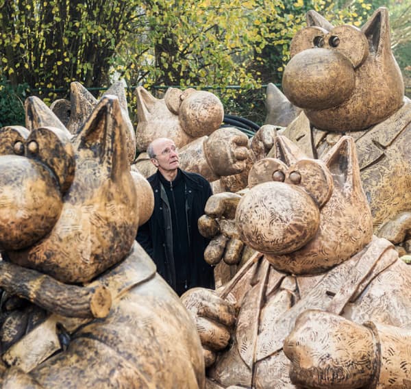 Philippe Geluck au milieu de ses statues du Chat Philippe Geluck au milieu de ses statues du Chat