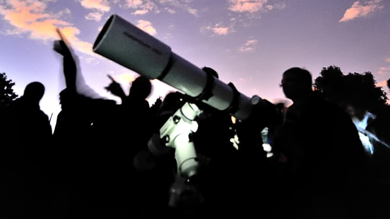 Des astronomes amateurs scrutent le ciel avec un télescope. (illustration)