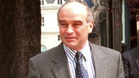 Bertrand Landrieu, alors directeur de cabinet de Jacques Chirac, dans les rues de Paris, le 5 mai 1998