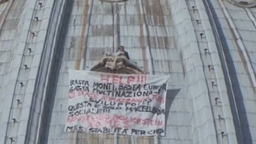 La banderole du manifestant, perchée sur le dôme de la Basilique St-Pierre de Rome.