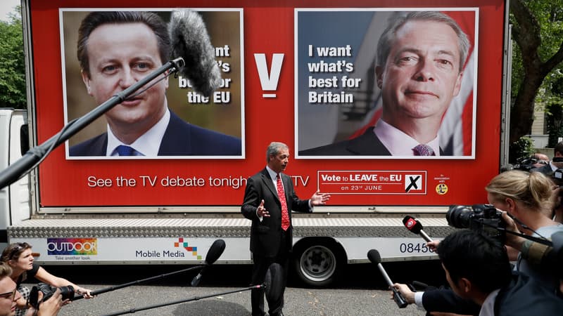 Des affiches annonçant le débat télévisé du 7 juin sur le Brexit, entre le Premier ministre David Cameron et le leader du parti Ukip, Nigel Farage. 