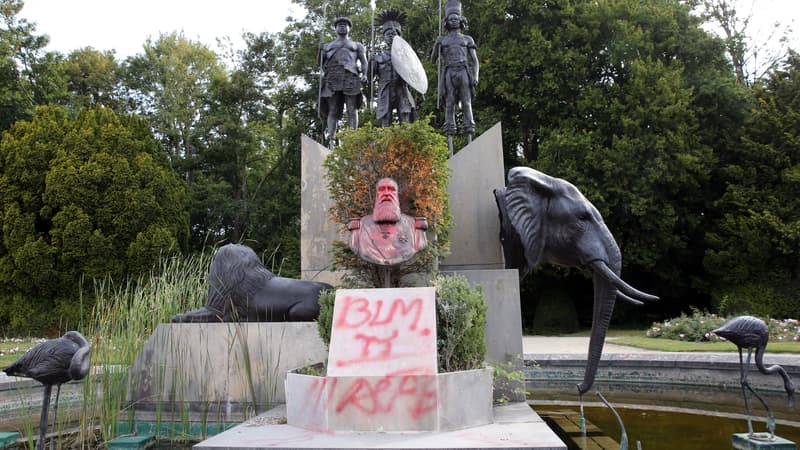 Une statue de Leopold II dégradée dans le cadre du mouvement Black lives matter dans le parc de L'Africa Museum à Bruxelles