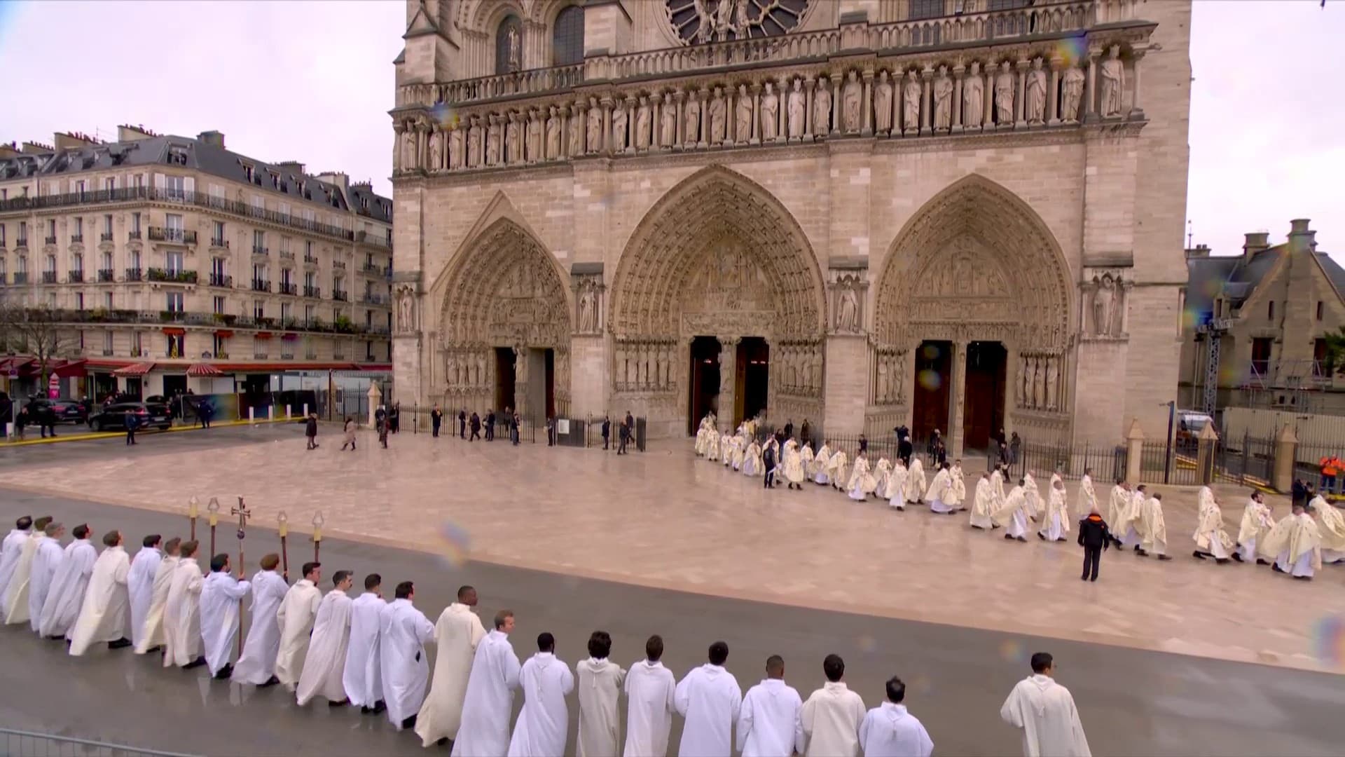 Les évêques sortent en procession de la cathédrale après la messe inaugurale de Notre-Dame dimanche 8 décembre 2024. Les évêques sortent en procession de la cathédrale après la messe inaugurale de Notre-Dame dimanche 8 décembre 2024.