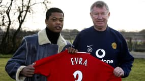 Patrice Evra et Sir Alex Ferguson lors de sa signature à Manchester United en janvier 2006
