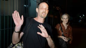 Le Français Michaël Blanc (G), arrêté à Bali en 1999 avec de la drogue et lourdement condamné, en compagnie de sa mère le 21 janvier 2014 à Jakarta