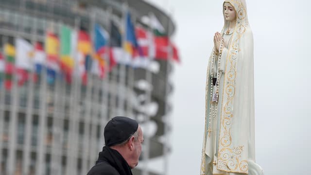 Une vierge installée devant le Parlement européen de Strasbourg, où se rend le Pape François ce mardi matin.